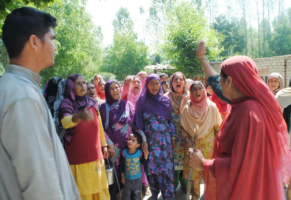 Handwara residents protest against PHE, block Highway